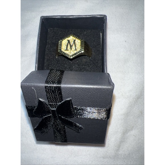 18k Gold Plates "M or W" Ring Size 8 Ladies - Picture 4 of 4